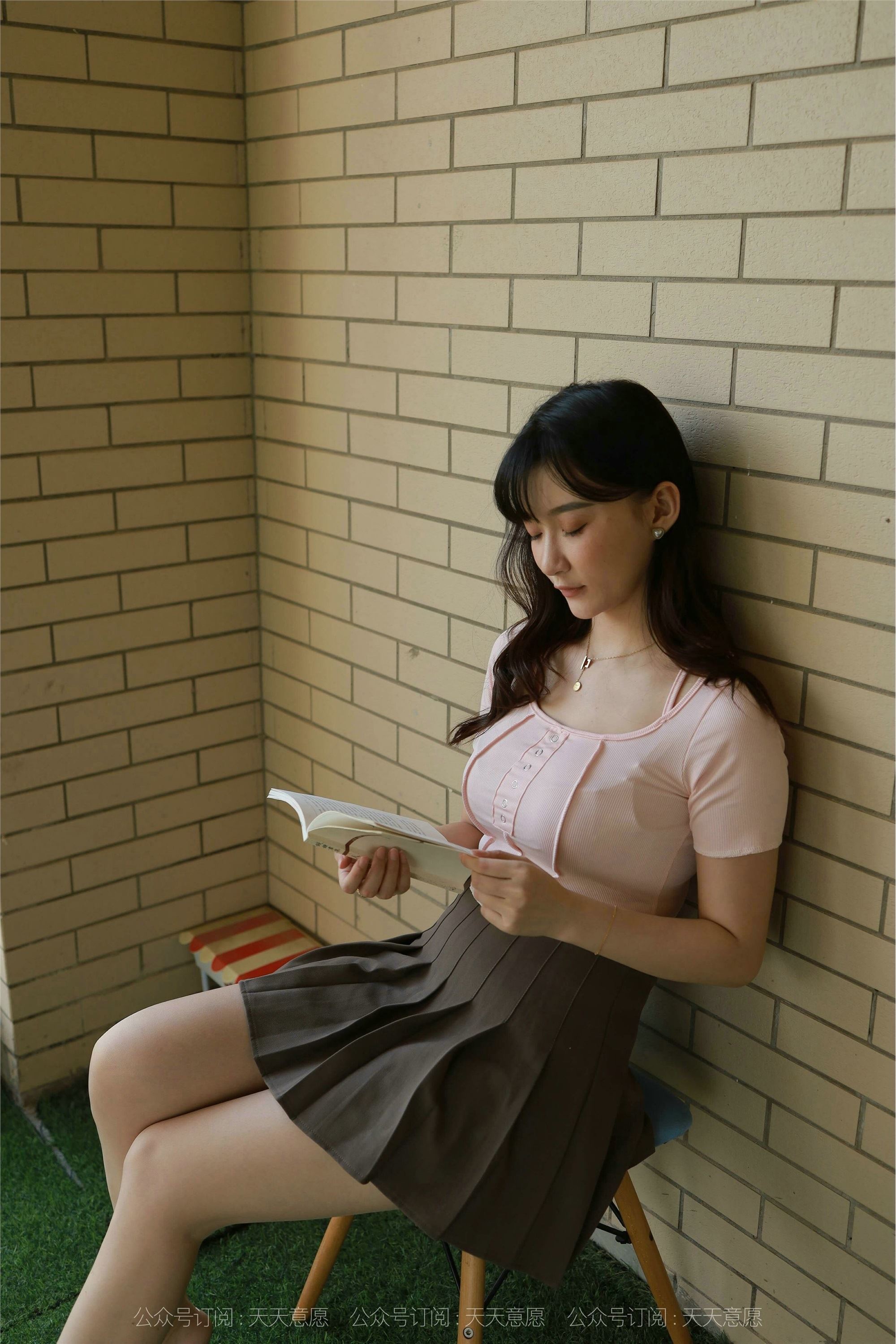 943: Qiu Qiu beauty on the Balcony